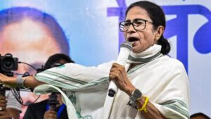 ‘কেন্দ্রীয়মন্ত্রী টাকা নিয়ে আসেন’— ইসলামপুরের সভা থেকে বিস্ফোরক অভিযোগ মমতার